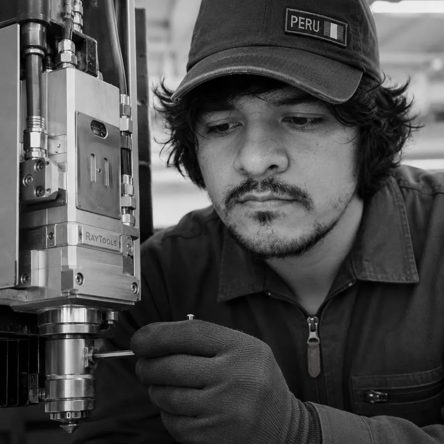 Daniel Pereda ajustando la máquina CNC de LAZEK CR
