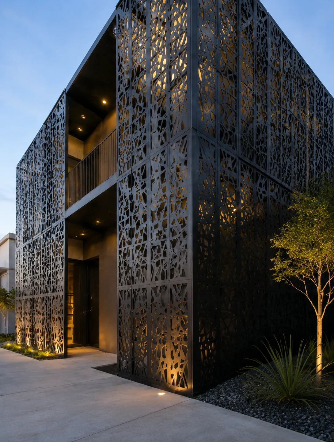 Fachada residencial con paneles calados