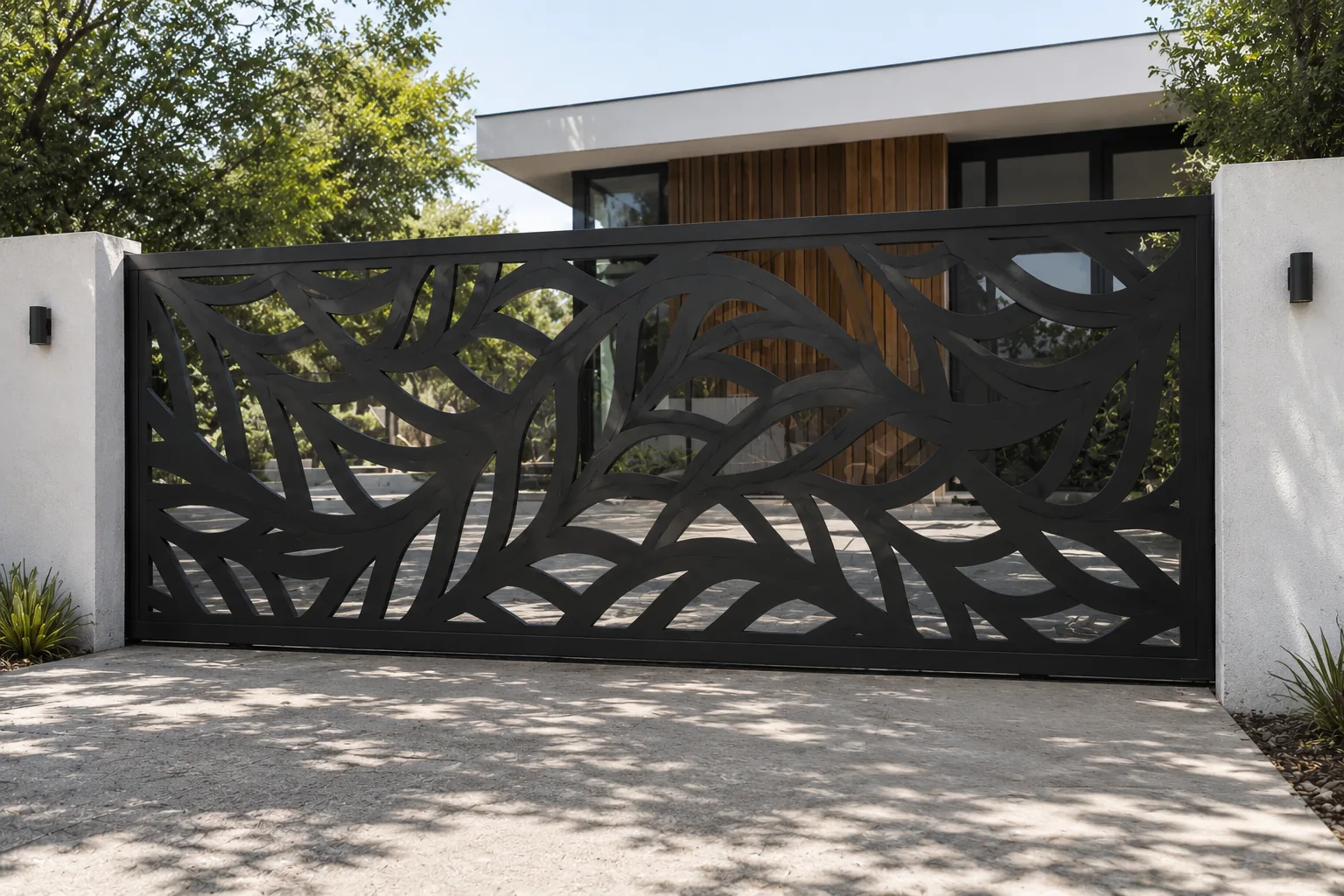 Portón contemporáneo con líneas orgánicas