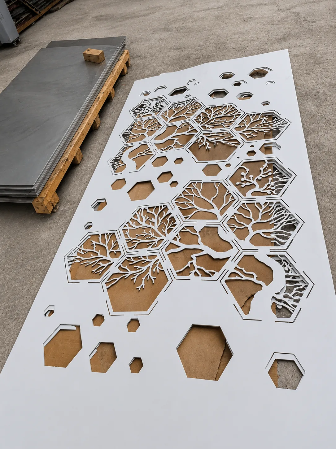Lámina calada con diseño hexagonal