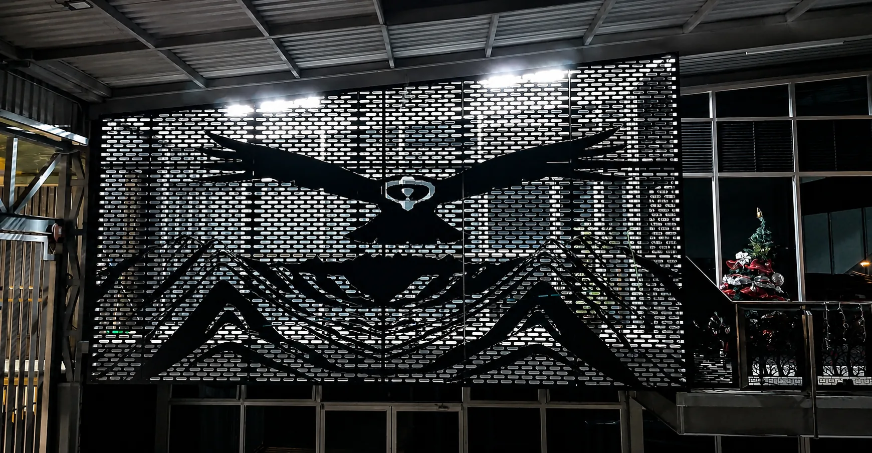 Fachada águila de la sede LAZEK CR