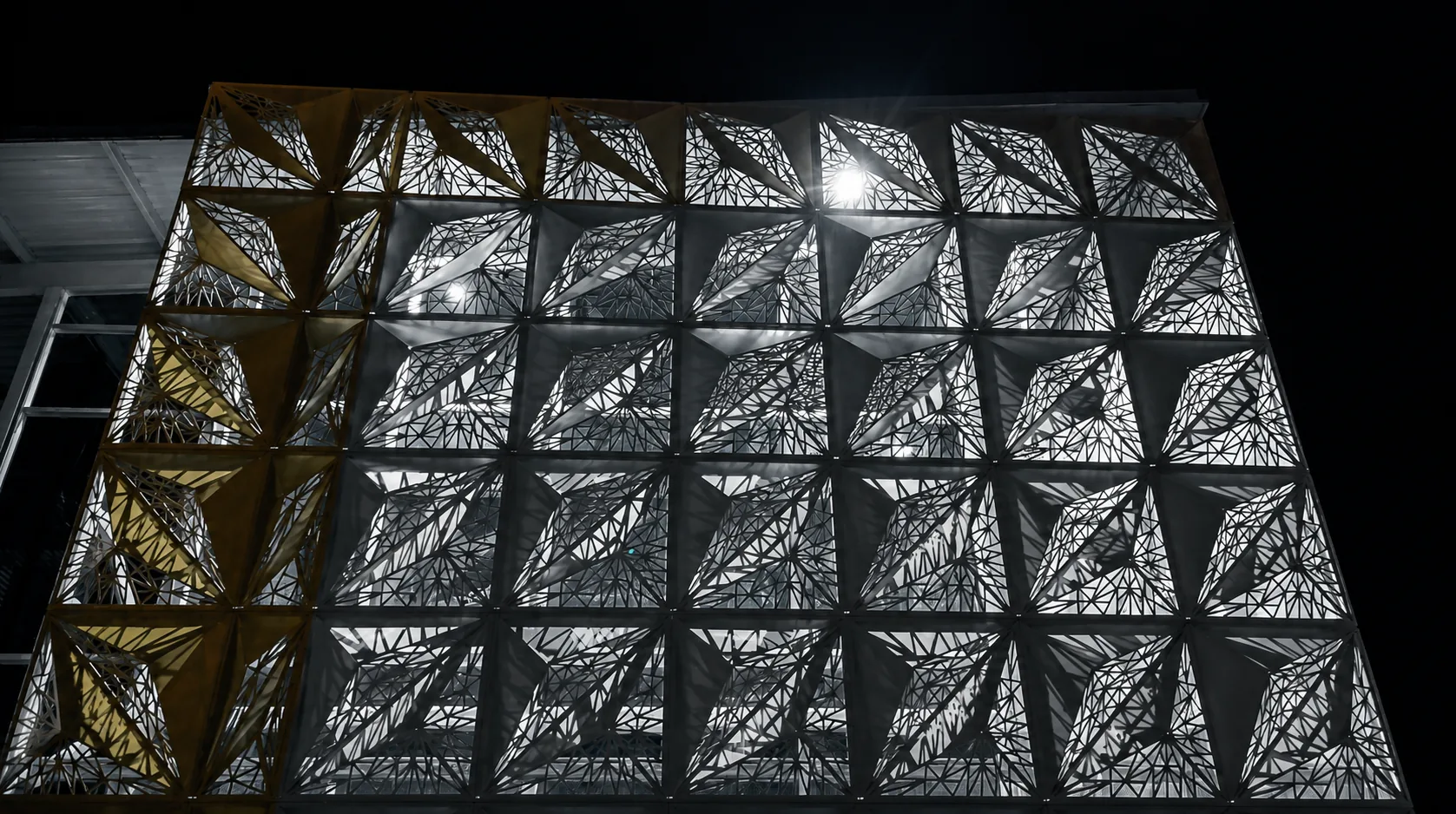 Fachada iluminada de la sede LAZEK CR