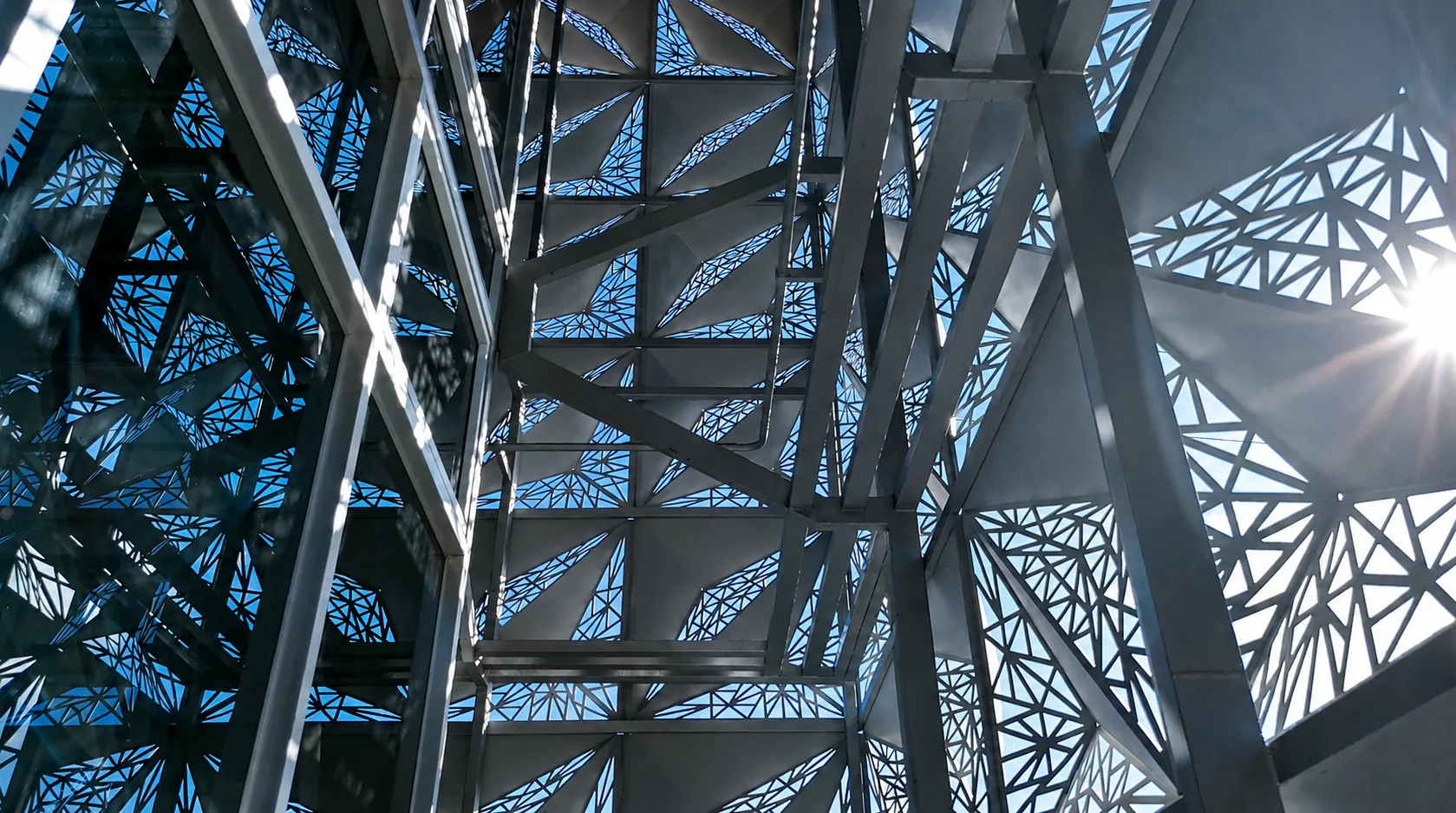 Vista interior de estructura y paneles calados